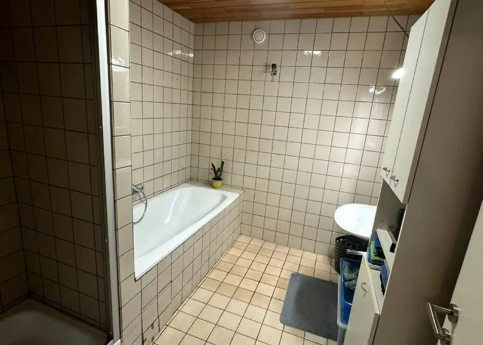 Schoene In Gruener Lage Mit Fitnessgeraet *