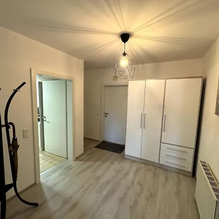 Schoene In Gruener Lage Mit Fitnessgeraet * لينتز