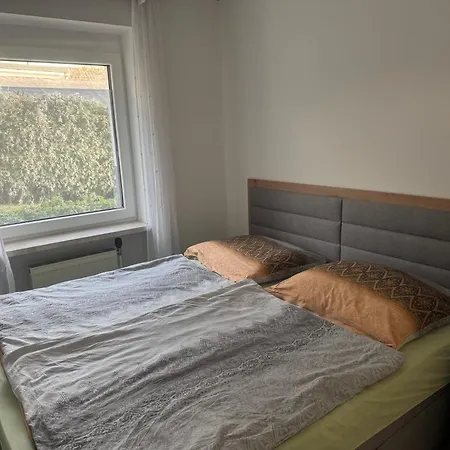 Schoene In Gruener Lage Mit Fitnessgeraet شقة *