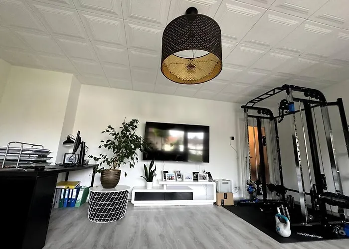 شقة Schoene In Gruener Lage Mit Fitnessgeraet *